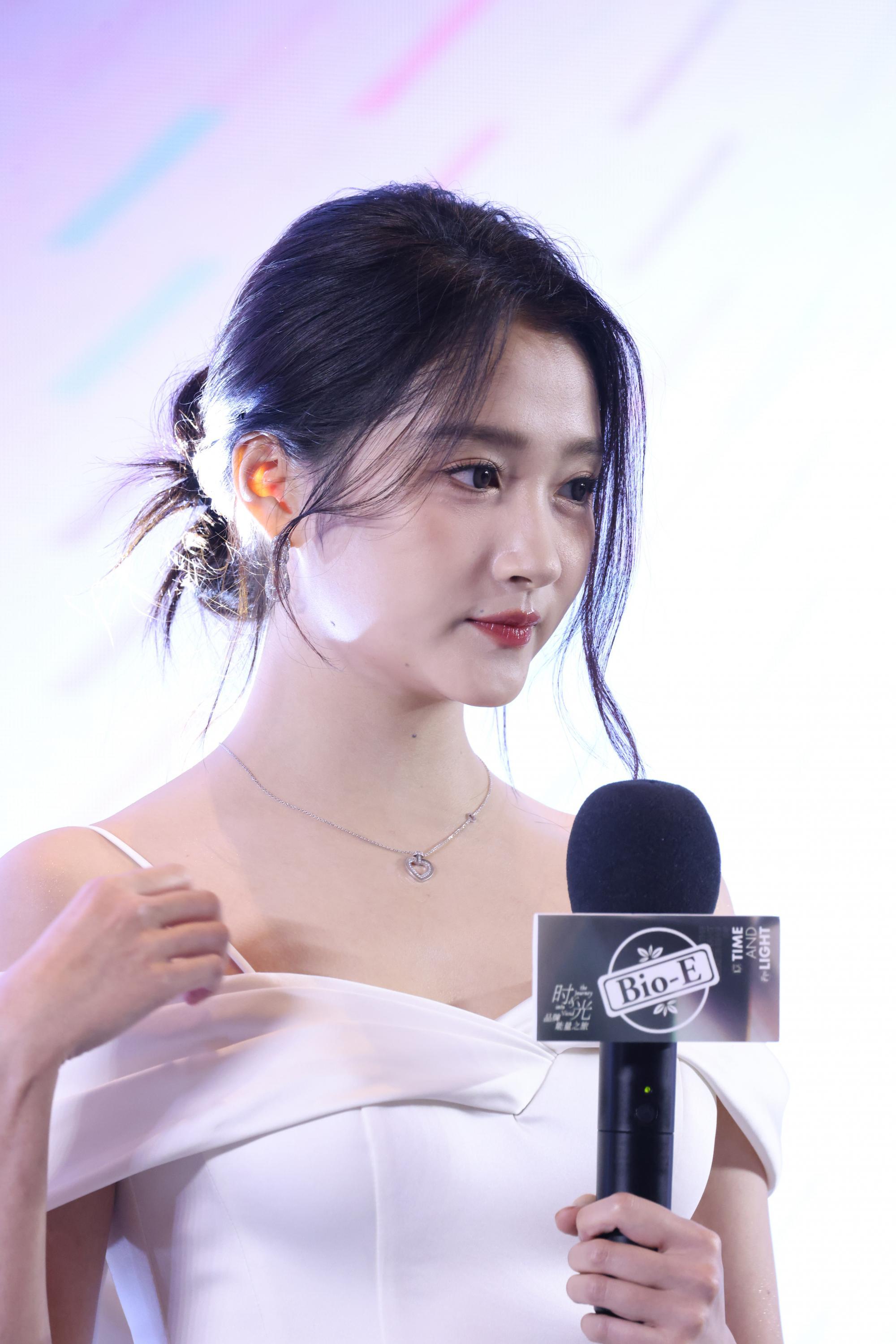 关晓彤左侧脸漏香肩现场生图照[4]